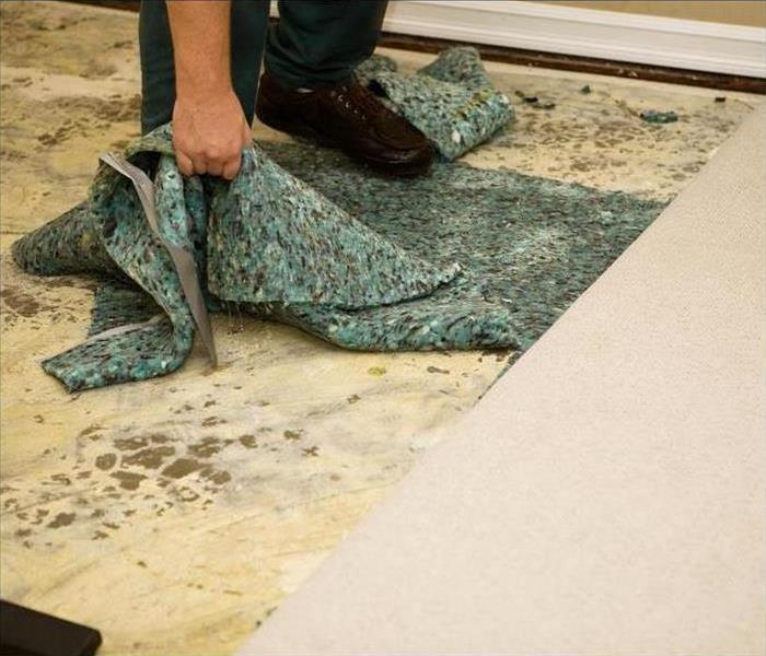 Tech Removing Carpet